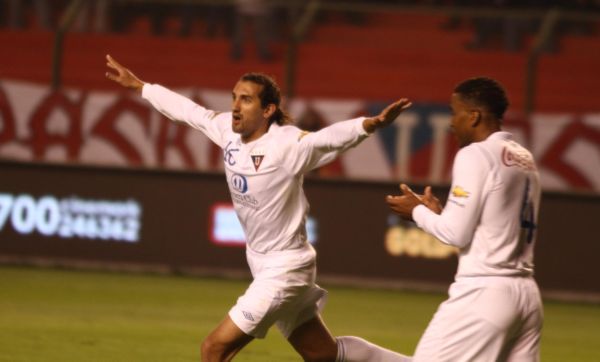 ldu-nacional-2 Hernán Barcos celebra el gol de la igualdad y su anotación número 16 de la temporada.