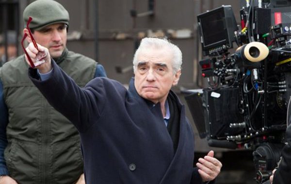 En esta imagen difundida por Paramount Pictures, el director Martin Scorsese trabaja en el plató de su filme "Hugo", que se estrena el miércoles 23 de noviembre del 2011. (AP Foto/Paramount Pictures, Jaap Buitendijk)