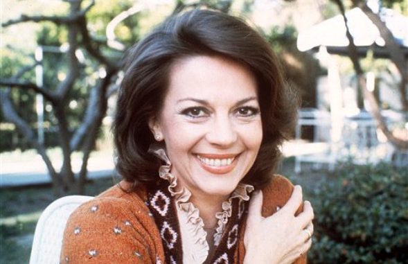 Esta fotografía de archivo del 1 de diciembre de 1981 muestra a la actriz Natalie Wood. El capitán que ayudó a sacar del agua el cadáver de Wood hace casi 30 años dijo creer que la actriz podría haber sido salvada si las autoridades hubieran empezado a buscarla antes, reportó un diario el martes 22 de noviembre de 2011. (Foto AP/archivo)