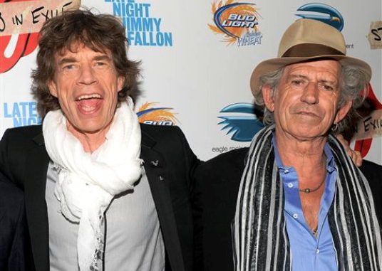 En esta fotografía de archivo tomada el 11 de mayo de 2010, se ven los músicos Mick Jagger, izquierda, y Keith Richards de The Rolling Stones en una presentación especial del documental "Stones In Exile" en el Museo de Arte Moderno de la ciudad de Nueva York. Una nueva versión de lujo del disco de The Rolling Stones de 1978 "Some Girls", será lanzada el martes 22 de noviembre de 2011. (Foto AP/Evan Agostini, Archivo)