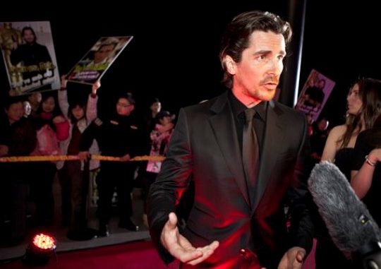 Christian Bale en la alfombra roja al llegar a una presentación de la película "The Flowers of War" en Beijing, China, en una fotografía del lunes 12 de diciembre de 2011. Guardias pro-gubernamentales impidieron que el astro de "Batman" Christian Bale visitara a un activista chino bajo arresto domiciliario, informó CNN el viernes 16 de diciembre de 2011. (Foto AP/Andy Wong, archivo)
