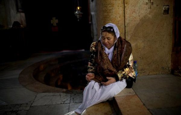 Una peregrina cristiana ora el sábado 24 de diciembre de 2011 dentro de la Iglesia de la Natividad que muchos creen es el lugar donde nació Jesucristo, en la localidad cisjordana de Belén. (AP foto/Bernat Armangue)