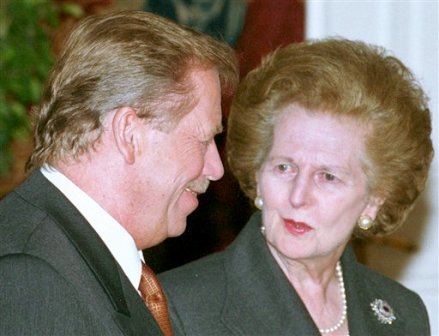 La ex primera ministra Margaret Thatcher y el fallecido presidente checo Vaclav Havel en una reunión en el Castillo de Praga en una fotografía de archivo del 16 de noviembre de 1999. Con su peinado, sus bolsos y arrogancia Thatcher dominó y dividió a Gran Bretaña por una década, ahora, la película sobre la ex primera ministra protagonizada por Meryl Streep está repitiendo todo. (Foto AP/Stanislav Peska/CTK)