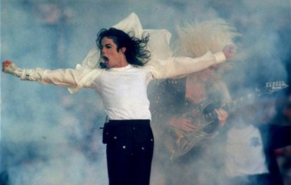 Michael Jackson canta durante el espectáculo de mediotiempo del Super Bowl, en Pasadena, California, en esta foto de archivo del 31 de enero de 1993. (AP Foto/Rusty Kennedy, Archivo)