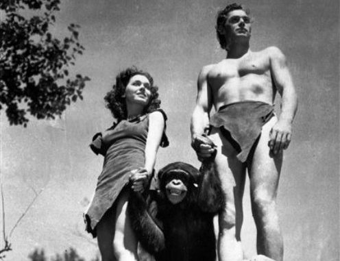 Johnny Weissmuller, derecha, en una foto de archivo durante su actuación como Tarzán, acompañado de Maureen O'Sullivan como Jane y la mona Chita, un chimpancé, en una escena de la película filrmada en 1932, bajo el título de Tarzán el hombre mono. Una reserva animal de la Florida informó que Chita falleció a causa de insuficiencia renal el 24 de diciembre del 2011. Tenía 80 años. (Foto AP/ho, Archivo)