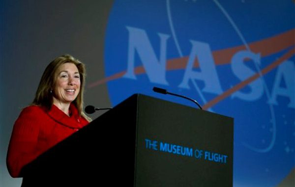 La viceadministradora de la NASA, Lori Garver, pronuncia el discurso inaugural de un foro sobre el futuro de la agencia, el viernes 9 de diciembre del 2011, en Seattle (AP foto/NASA, Bill Ingalls) MANDATORY CREDIT