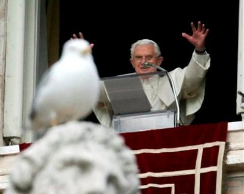 El papa Benedicto XVI saluda a los fieles durante la oración del Angelus, desde su despacho que da a la plaza de San Pedro en El Vaticano, el domingo 18 de diciembre de 2011. El Papa autorizo el lunes que la Iglesia Catolica tenga siete nuevos santos, entre éstos la Madre Mariana de Hawai y Caterina Tekakwitha, una indígena estadounidense que vivió en el siglo XVII. (AP foto/Riccardo De Luca)