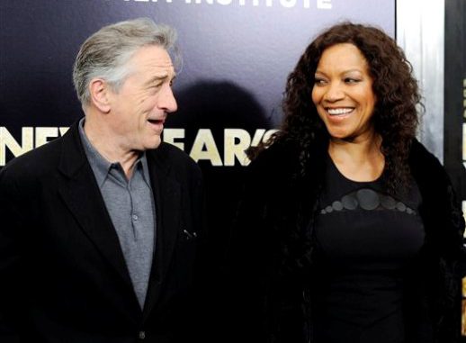 Robert De Niro y su esposa Grace Hightower asisten al estreno de "New Year's Eve" en el cine Ziegfeld de Nueva York, el miércoles 7 de diciembre de 2011. (Foto AP/Evan Agostini)