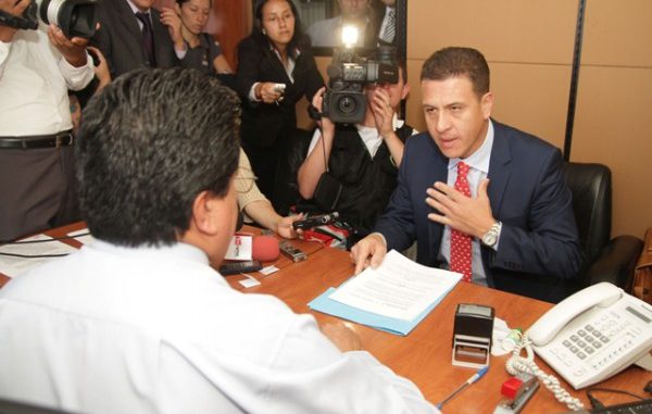 BLASCO PEÑAHERRERA PIDE LA DESTITUCION DE ASAMBLEISTAS
