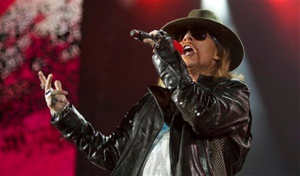 Axl Rose, vocalista del grupo de rock Guns N' Roses, durante un concierto en Abu Dhabi el 16 de diciembre de 2010. El grupo ingresará en el 2012 al Salón de la Fama del Rock and Roll, se informó el miércoles 7 de diciembre de 2011. (Foto AP/Nousha Salimi, Archivo)