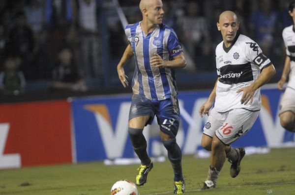 Luciano Figueroa (izq.) fue perseguido todo el partido por el veterano Orteman.