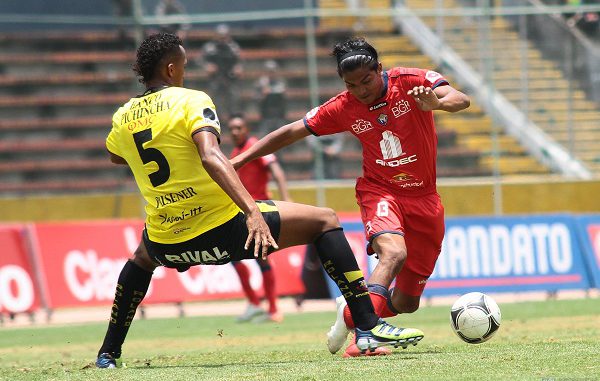 Edison Preciado (der.) de El Nacional fue el jugador más peligroso del primer tiempo.