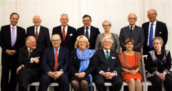 Foto oficial de diplomáticos y funcionarios del gobierno de Suecia antes de una cena oficial el 16 de abril de 2012. En la imagen aparece Margareta Winberg _sentada al frente a la derecha_ una suiza común y corriente que fue invitada por error al evento porque fue confundida con la ex ministra de Agricultura. (Foto AP/Marianne Andersson, gobierno de Suecia vía Scanpix)