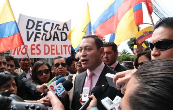CESAR CARRION ENTREGA SU ARMA A LA POLICIA