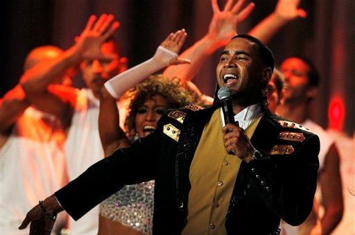 Don Omar canta en la ceremonia de los Premios Billboard, el jueves 26 de abril del 2012 en Coral Gables, Florida. (AP Foto/Lynne Sladky)