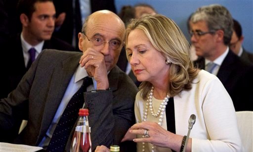 La secretaria de Estado de EEUU, Hillary Rodham Clinton, habla con el canciller de Francia Alain Juppe, el jueves 19 de abril de 2012 en París. (Foto AP/Jacquelyn Martin, Pool)