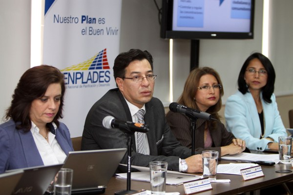 QUITO 24 ABRIL 2012 RUEDA DE PRENSA EN EL SEMPLADES SOBRE EL REGLAMENTO DE LA LEY DE PODER DE MERCADO