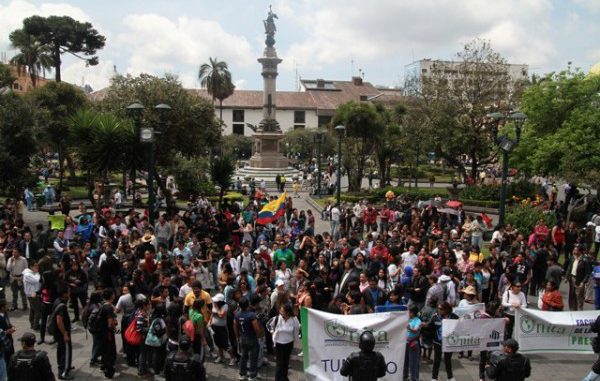 ESTUDIANTES DE UNIVERSIDADAS CERRADAS PROTESTAN EN LA PRESIDENCIA