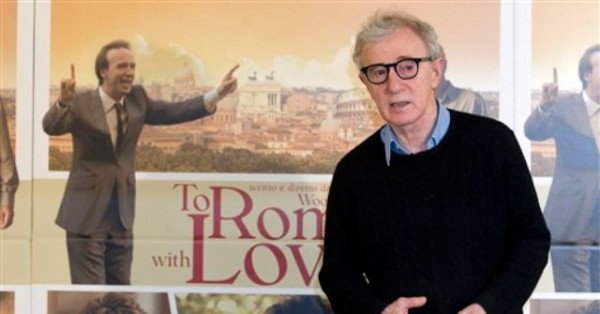 El director y actor Woody Allen durante una sesión de fotos de la película "To Rome with Love", en Roma el viernes 13 de abril de 2012. (Foto AP/Andrew Medichini)
