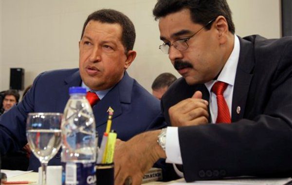 Fotografía de archivo del 4 de mayo de 2010 en la que aparecen el presidente de Venezuela, Hugo Chávez (izquierda), y su canciller, Nicolás Maduro, durante una cumbre de naciones sudamericanas en Los Cardales, Argentina. (Foto AP/Natacha Pisarenko, Archivo)