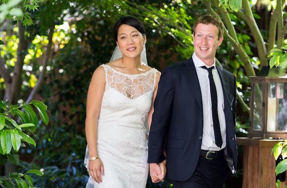 Esta foto difundida por Facebook muestra al fundador y presidente Mark Zuckerberg y su novia Priscilla Chan em su boda en Palo Alto, California, sábado 19 de mayo de 2012. La ceremonia tuvo lugar en la casa de Zuckerberg ante un centenar de invitados que creían que iban a festejar la graduación de Chan y se encontraron con la boda. (AP Foto/Facebook, Allyson Magda Photography)