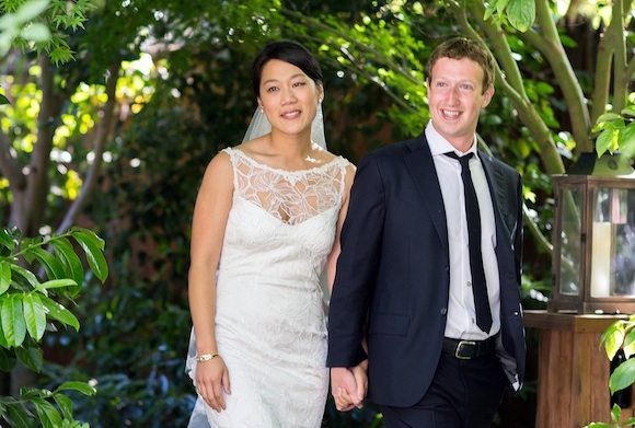 Esta foto difundida por Facebook muestra al fundador y presidente Mark Zuckerberg y su novia Priscilla Chan em su boda en Palo Alto, California, sábado 19 de mayo de 2012. La ceremonia tuvo lugar en la casa de Zuckerberg ante un centenar de invitados que creían que iban a festejar la graduación de Chan y se encontraron con la boda. (AP Foto/Facebook, Allyson Magda Photography)