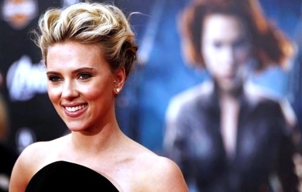 La actriz Scarlett Johansson llega al estreno de "The Avengers" en Los Angeles en una fotografía de archivo del 11 de abril de 2012. (Foto AP/Matt Sayles, archivo)