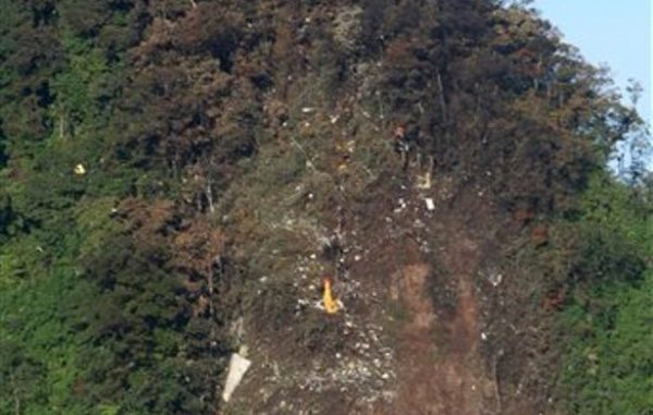 Los restos de un avión Superjet-100 Sukhoi quedaron diseminados sobre la cuesta casi vertical de un volcán en el que se estrelló el miércoles en Bogor, Java Occidental, en Indonesia, de acuerdo con esta imagen del viernes 11 de mayo de 2012. Se teme que los 45 ocupantes del aparato hayan perecido. La nave efectuaba un vuelo de demostración para posibles compradores de la misma. (Foto AP)