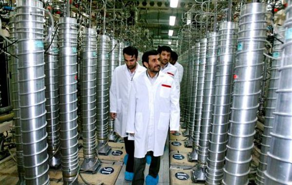 Fotografía de archivo del 8 de abril de 2008 provista por la Presidencia de Irán, del presidente Mahmud Ahmadinejad (al centro) durante una visita a la instalación de enriquecimiento de uranio de Natanz, a unos 322 kilómetros (200 millas) al sur de Teherán. (Foto AP/Presidencia de Irán, Archivo)