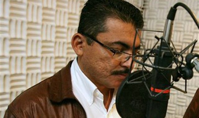 En esta foto sin fecha divulgada por la radio HRN, Alfredo Villatoro habla durante un programa en la emisora en Tegucigalpa, Honduras. Villatoro, el coordinador de noticis de radio HRN, fue secuestrado el miércoles temprano en Tegucigalpa por desconocidos que interceptaron al periodista cuando se dirigía a su trabajo. (AP Foto/HRN Radio)