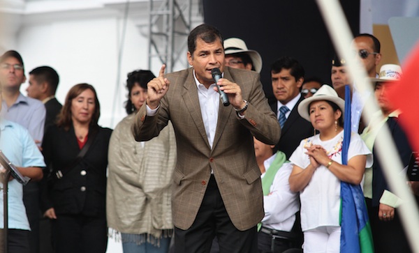 RAFAEL CORREA RECIVE A TRABAJADORES EN LA PLAZA GRANDE
