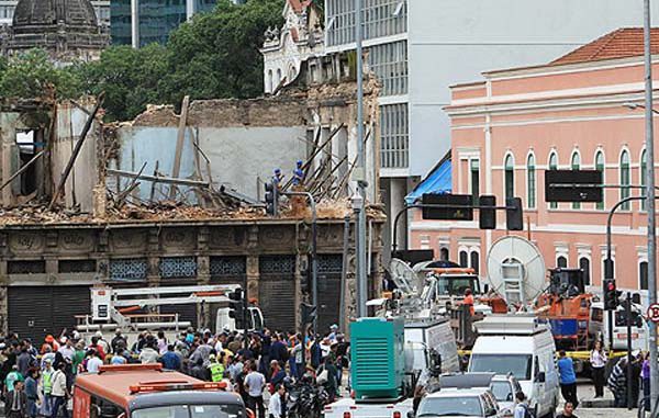 ORG XMIT: BRA03 BRA03. RÍO DE JANEIRO (BRASIL), 15/05/2012.- Autoridades asisten al lugar donde una casa antigua se desplomó parcialmente hoy, martes 15 de mayo de 2012, en el centro de Río de Janeiro (Brasil). El accidente, ocasionado por motivos desconocidos, no causó víctimas debido a que el inmueble estaba desocupado. EFE/Marcelo Sayão