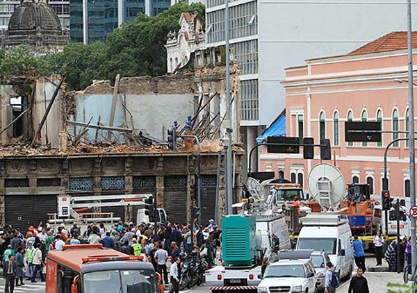 ORG XMIT: BRA03 BRA03. RÍO DE JANEIRO (BRASIL), 15/05/2012.- Autoridades asisten al lugar donde una casa antigua se desplomó parcialmente hoy, martes 15 de mayo de 2012, en el centro de Río de Janeiro (Brasil). El accidente, ocasionado por motivos desconocidos, no causó víctimas debido a que el inmueble estaba desocupado. EFE/Marcelo Sayão