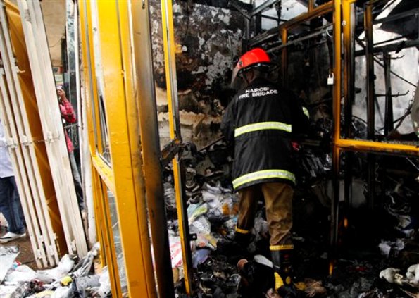 Un bombero keniano observa los escombros en una tienda tras una explosión que se registró en un edificio lleno de pequeños locales comerciales en el centro de Nairobi, la capital de Kenia, el lunes 28 de mayo de 2012. El primer ministro del país indicó que el incidente fue deliberado y una mujer acusó a un «hombre con barba» de haber dejado una bolsa en el lugar poco antes de la explosión. (Foto AP/Sayyid Azim)