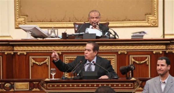 ARCHIVO - En esta imagen de archivo del 2 de febrero de 2012, el legislador Saad el-Katatni, de la Hermandad Musulmana, centro superior, escucha al primer ministro Kamal el-Ganzouri durante una sesión de emergencia del Parlamento egipcio en El Cairo, capital de Egipto. El domingo 29 de abril de 2012, el-Katatni, presidente del Parlamento, dijo que la junta militar en el poder ha prometido una remodelación ministerial. (Foto AP, ARCHIVO)