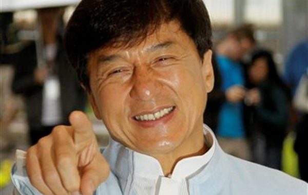 El director y actor Jackie Chan posa durante una sesión de fotos de la cinta ?Chinese Zodiac? en el 65to Festival de Cine de Cannes en Francia, el viernes 18 de mayo de 2012. (Foto AP/Francois Mori)
