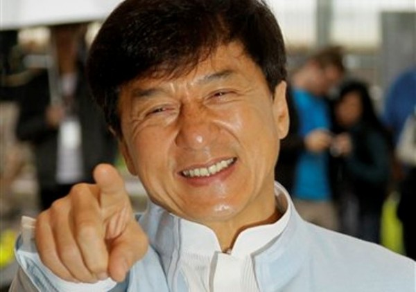 El director y actor Jackie Chan posa durante una sesión de fotos de la cinta ?Chinese Zodiac? en el 65to Festival de Cine de Cannes en Francia, el viernes 18 de mayo de 2012. (Foto AP/Francois Mori)