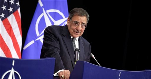 El secretario de Defensa de Estados Unidos, Leon Panetta, en una conferencia en la sede de la OTAN en Bruselas, Bélgica, el miércoles 18 de abril de 2012. El jefe del Pentágono se disculpó después de que el diario Los Angeles Times publicó imágenes de soldados estadounidenses posando junto a cadáveres de insurgentes en Afganistán. (Foto AP/Virginia Mayo)
