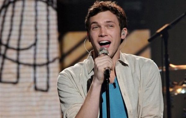 El concursante Phillip Phillips en esta fotografía de archivo del 25 de abril de 2012 y difundida por la cadena Fox, mientras interpreta una canción en el programa "American Idol", en Los Angeles. (Foto AP/Fox, Michael Becker, Archivo)