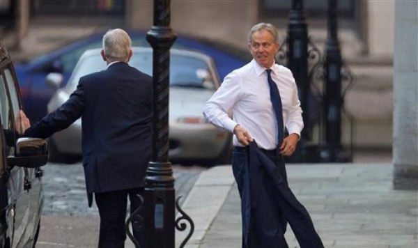 El ex primer ministro Tony Blair llega a una audiencia del Tribunal Supremo de Londres para dar evidencia en la investigaciòn sobre ética periodística a raíz de la pesquisa sobre espionaje telefónico el lunes 28 de mayo del 2012. La presencia de Blair, que fue primer ministro entre 1997 y el 2007, inicia una semana muy importante en las investigaciones que realiza un juez investigador. (Foto AP/Alastair Grant)