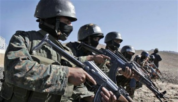 Unidades antiterroristas de las fuerzas de seguridad de Yeman en una foto del 6 de enero del 2010 mientras realizan entrenamientos en el área de Sarif en las afueras de Sana, la capital de Yemen.En los más recientes enfrentamientos armados para erradicar a al-Qaida del sur de Yemen murieron 13 milicianos de ese grupo, así como cuatro soldados y dos paramilitares, informaron funcionarios militares yemeníes el miércoles 16 de mayo del 20'12. (Foto AP,Archivo)