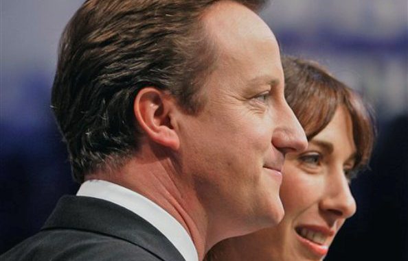 Esta foto de archivo del miércoles 3 de octubre de 2007 muestra a David Cameron, entonces líder del opositor Partido Conservador de Gran Bretaña, con su esposa Samantha, después de dar su discurso principal en el último día de la conferencia anual del Partido Conservador en Blackpool, Inglaterra. La oficina del Primer Ministro David Cameron confirmó el lunes 11 de junio de 2012 que accidentalmente dejó a su hija de 8 años Nancy en un pub después de un almuerzo familiar dominical cerca de su casa de campo, al oeste de Londres. (AP foto/Kirsty Wigglesworth, File)