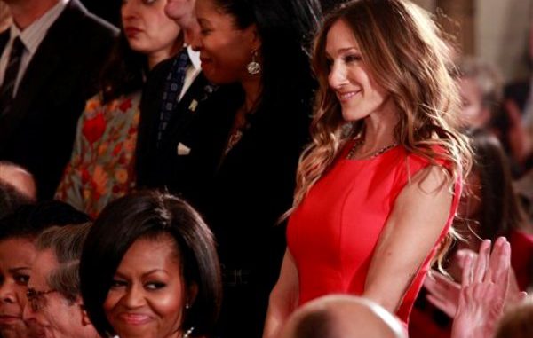 En esta foto de archivo del 25 de febrero de 2010, el presidente Barack Obama, por fuera de la imagen, hace un reconocimiento a la actriz Sarah Jessica Parker, mientras la primera dama Michelle Obama sonríe en la Casa Blanca, en Washington, antes de que el mandatario presente la Medallas Nacionales de las Artes y las Humanidades del 2009. Obama estará el jueves 14 de junio de 2012 en la casa de Parker, la estrella de "Sex and the City", como parte de su campaña de reelección. (AP foto/Pablo Martinez Monsivais, File)