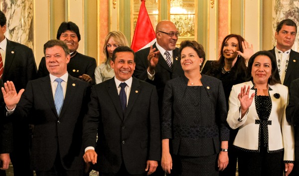 Lima - Peru, 28/07/2011. Presidenta Dilma Rousseff e os demais Chefes posam para foto oficial da Reunião da UNASUL com o novo Presidente Ollanta Humala no Palácio do Governo. Foto: Roberto Stuckert Filho/PR.