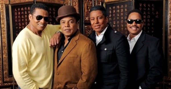 De izquierda a derecha los hermanos Jackie Jackson, Tito Jackson, Jermaine Jackson y Marlon Jackson posan para un retrato en Beverly Hills, California, en una fotografía de archivo del 9 de diciembre de 2009. Los Jackson emprenderán una gira por Estados Unidos, la primera tras la muerte de su hermano Michael. (Foto AP/Chris Pizzello, archivo)