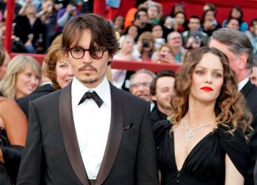 En esta foto de archivo del 24 de febrero del 2009, Johnny Depp, nominado a un Oscar al mejor actor por su trabajo en "Sweeney Todd The Demon Barber of Fleet Street", llega con su novia Vanessa Paradis a la entrega de los Premios de la Academia en Los Angeles. Depp y Paradis han puesto fin a su relación de 14 años, anunció el martes 18 de junio del 2012 un publicista del actor. (AP Foto/Amy Sancetta, Archivo)