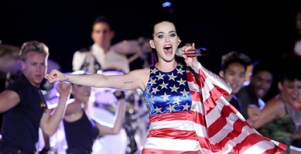 En esta imagen del 23 de mayo del 2012 difundida por Starpix, la cantante Katy Perry luce un vestido patriótico durante su actuacion en un evento patrocinado por Pepsi en Nueva York. (AP Foto/Starpix, Amanda Schwab, Archivo)