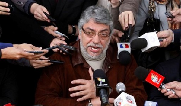 El destituido presidente de Paraguay Fernando Lugo da una conferencia de prensa en Asunción, Paraguay, el lunes 25 de junio de 2012. (AP foto/Cesar Olmedo)