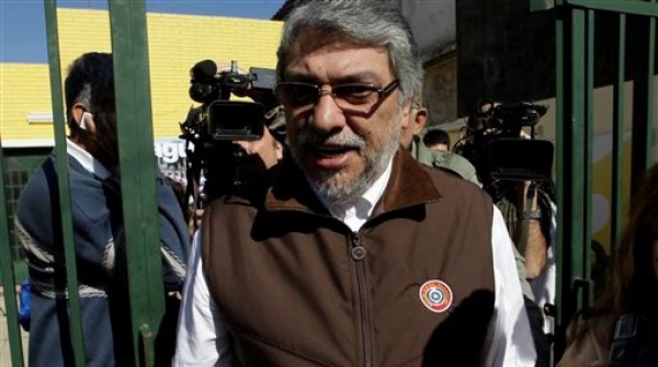El destituido presidente paraguayo Fernando Lugo afirma que no impulsa un bloqueo económico ni el aislamiento internacional del nuevo gobierno de su país. Asunción, miércoles 27 de junio de 2012. (AP Photo/Jorge Saenz)
