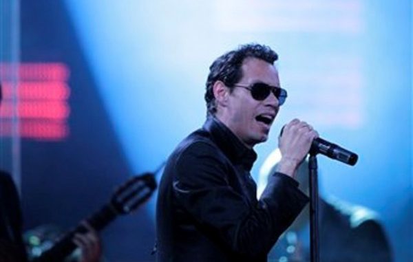 Marc Anthony en el 53er Festival de la Canción de Viña del Mar en una fotografía de archivo del 23 de febrero de 2012 en Viña del Mar, Chile. Anthony pidió el jueves 7 de junio de 2012 a la comunidad latina de Estados Unidos que apoyen al presidente Barack Obama en su campaña para la reelección. (Foto AP/Jorge Saenz, archivo)